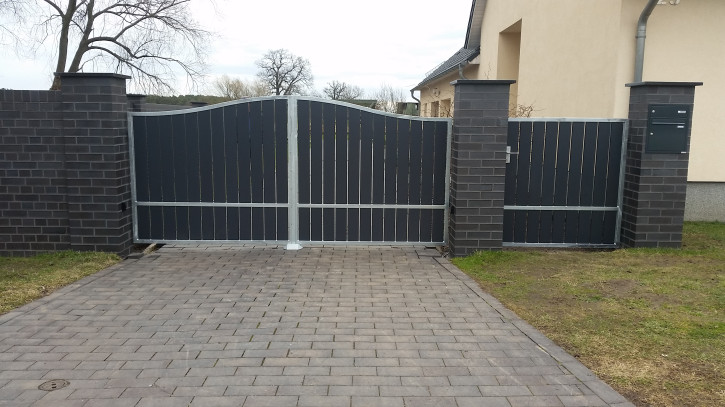 Hoftor mit Zaunlattenprofil